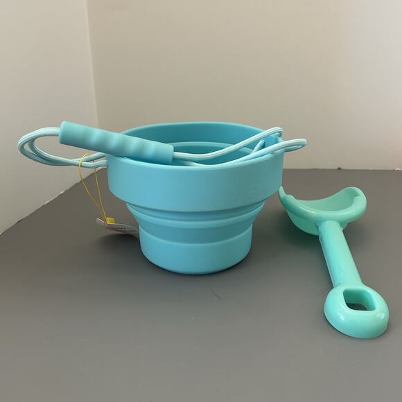 Silicone Beach and Sand Toys Collapsible Beach Bucket and Toys For Kids w/Bag - Picture 2 of 8